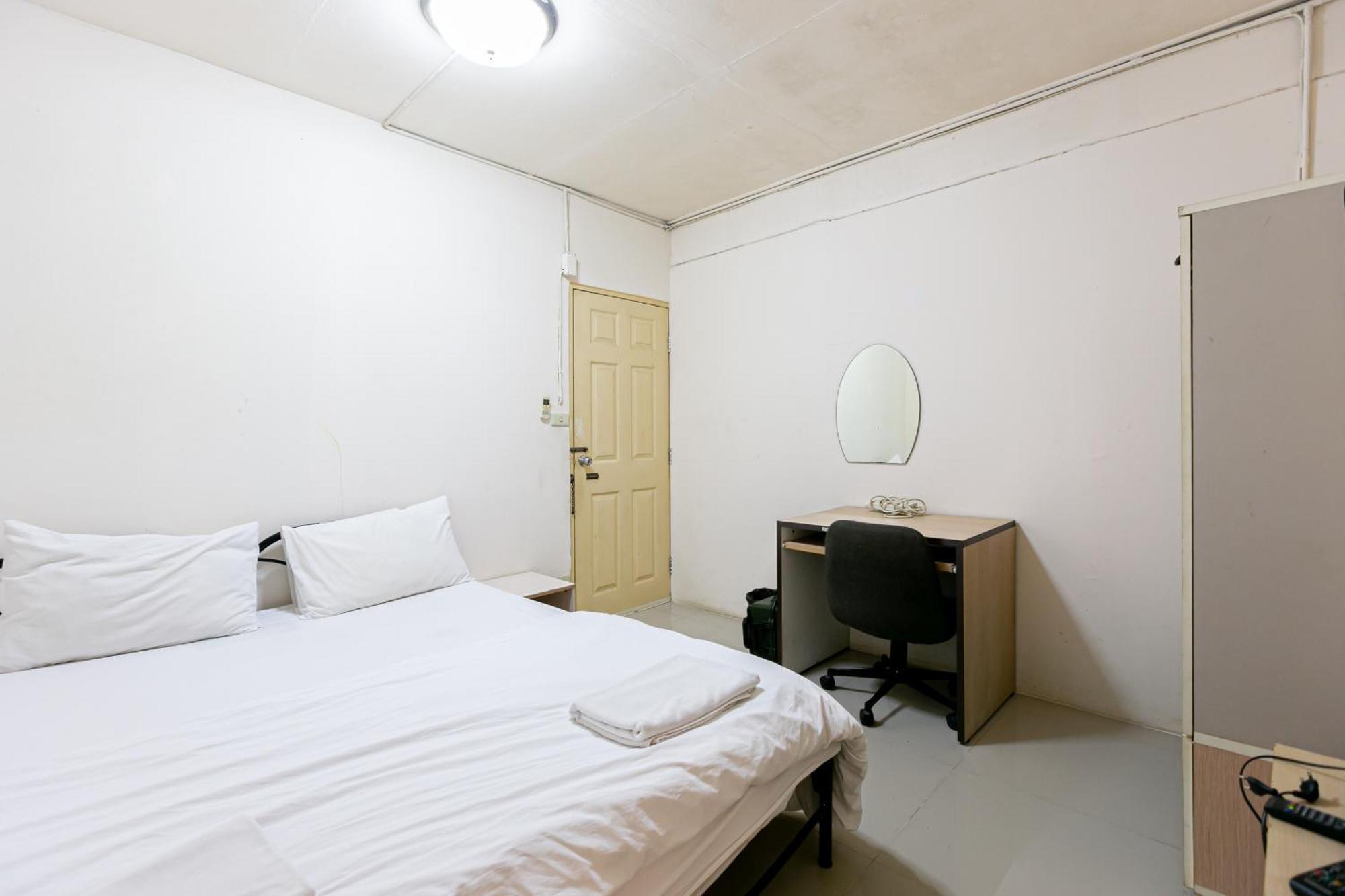 Freesia Saladaeng Silom Apartments Bangkok Exteriör bild